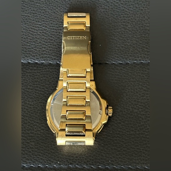 Citizen Eco-Drive WR 200 J810- S097339 Gold&Black Stainless Steel Men’s Watch - Picture 5 of 9